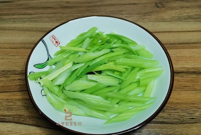 炒豆皮，直接下锅炒是错的，难怪味道怪，大厨教你正确做法，真香